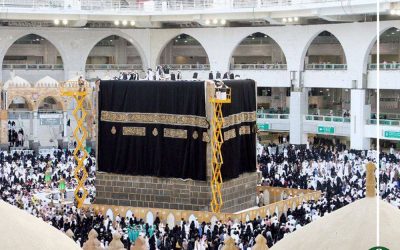 بالصور الكعبة المشرفة تتزين اليوم بكسوتها الجديدة