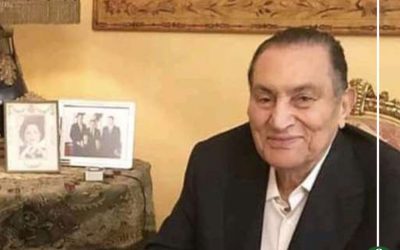 “مبارك” يثير الجدل من جديد بعد صورة جديدة مع خبيرة التغذية