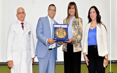 رئيس جامعة المنصورة يهدي درع الجامعة لوزيرة الهجرة