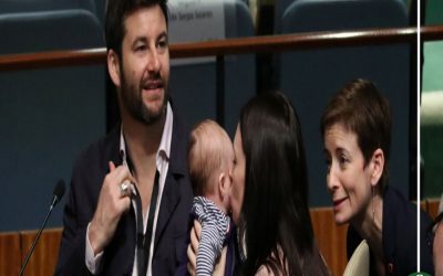 رئيسة وزراء نيوزيلندا تدخل التاريخ باصطحابها طفلتها لجلسات الأمم المتحدة (صور)