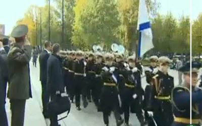 السيسي يضع إكليل من الزهور على النصب التذكاري في روسيا