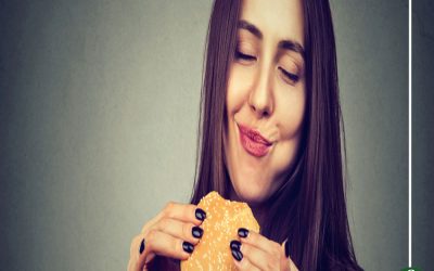 إحذري.. تناول البرغر يزيد من خطر الإصابة بسرطان الثدي!