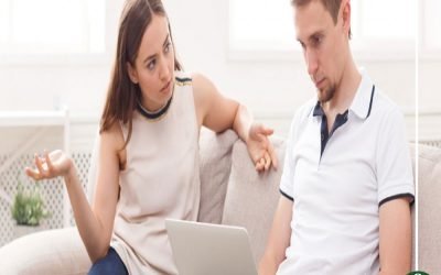 حاضر بجسدك وغائب بعقلك.. تفقُّد رسائل العمل في المنزل يضر بعلاقتك الزوجية