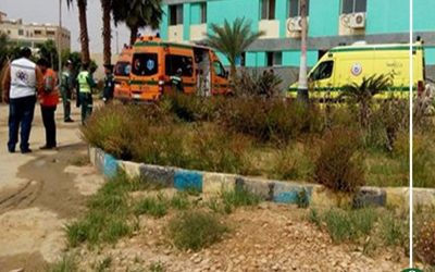 توافد أهالى حادث أتوبيس عمال الاستثمار الى المستشفى للاطمئنان على ذويهم