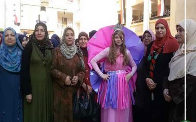 طالبة تجسد «عروسة المولد» في طابور الصباح بالمنصورة