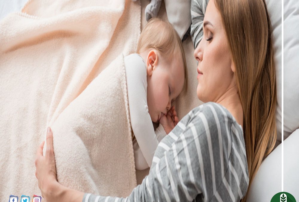 لماذا يفضّل الرضيع النوم بجانب أمه طوال الأشهر الأولى؟