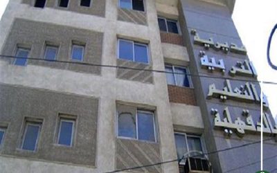 سيدة تكسر ذراع معلم في منية النصر