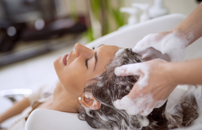 توقفي عن غسله يومياً.. إليك عدد المرات المناسب لنوع شعرك