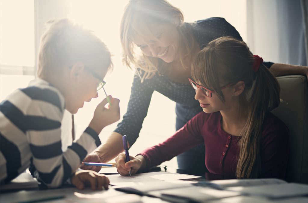 خطوات يجب أن يتَّبعها الآباء لتنشئة أطفال أذكياء