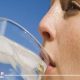 هل يفيد شرب الماء المثلج الصائمين؟