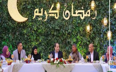 السيسي يتناول الإفطار مع مواطنين بمقر إقامته