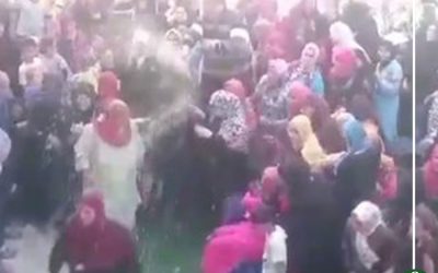 رش مواطنين بالمياه أثناء توزيع كراتين رمضان في السنبلاوين