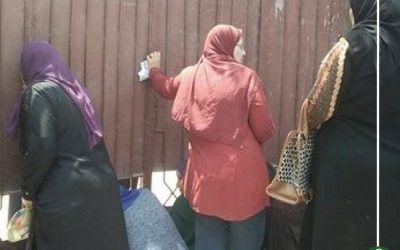 أولياء أمور طلاب الثانوية يتخطون الحواجز الأمنية أمام اللجان بالدقهلية