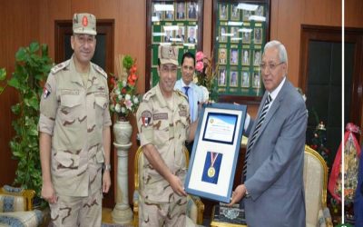 المحافظ يكرم المستشار العسكري بالدقهلية