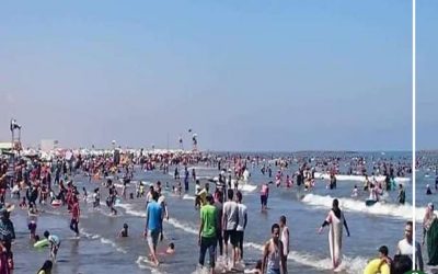 لليوم الرابع إقبال آلاف المواطنين على شاطئ جمصة