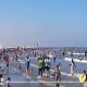 لليوم الرابع إقبال آلاف المواطنين على شاطئ جمصة